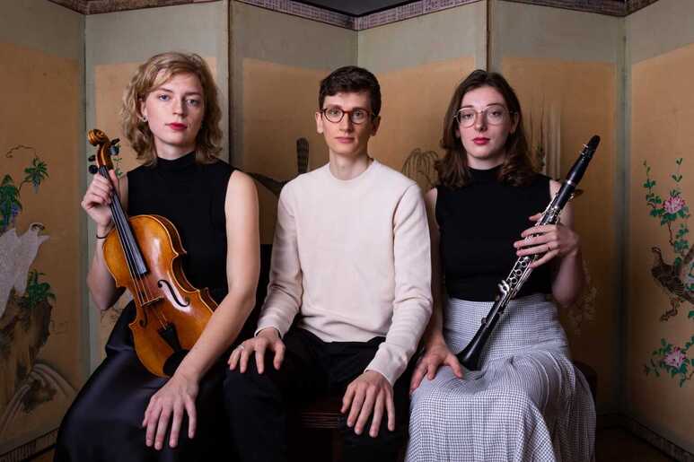 Het Oostertrio: gevormd in 2018, bestaat uit Sophie Schreurs (klarinet), Lotte Grotholt (altviool) en Pieter Bogaert (piano)